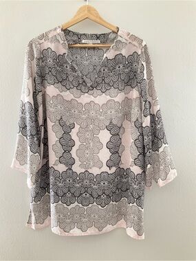 Violet & Claire Pink and Gray Lace-Patterned Print Tunic Top